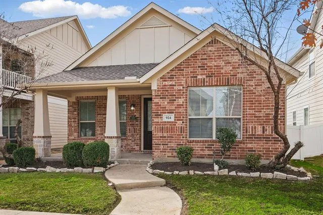 $300,000 | 924 Charleston Lane, Savannah, TX 76227