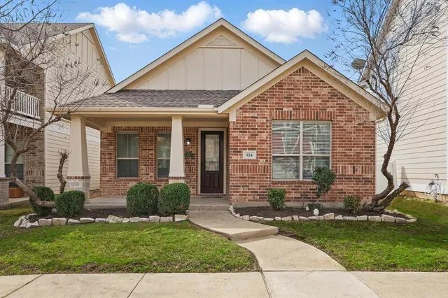 $300,000 | 924 Charleston Lane, Savannah, TX 76227