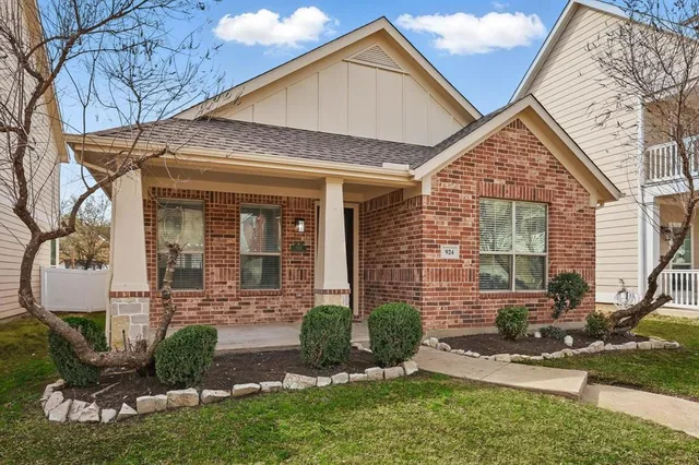 $300,000 | 924 Charleston Lane, Savannah, TX 76227