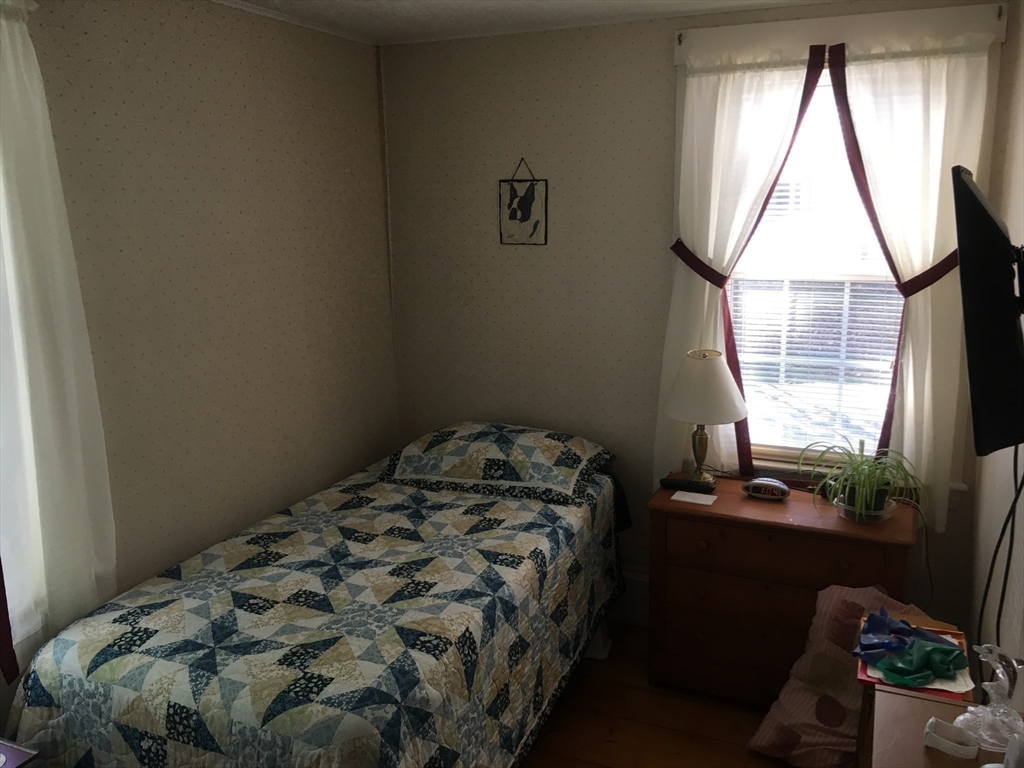 5 Lincoln Street, Unit 4 Plymouth, MA 02360 - Photo 8 of 9 a bedroom with a bed and a window