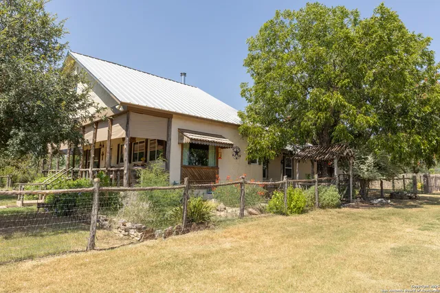 a view of a house with backyard