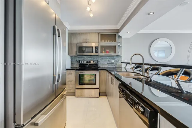 $2,900 | 5838 Collins Avenue, Unit 15D, Miami Beach, FL 33140