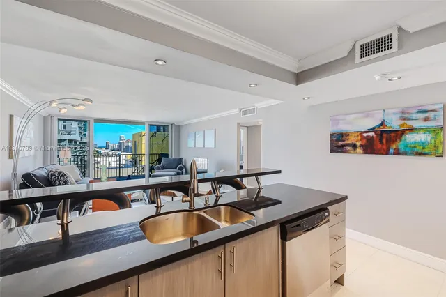 $2,900 | 5838 Collins Avenue, Unit 15D, Miami Beach, FL 33140