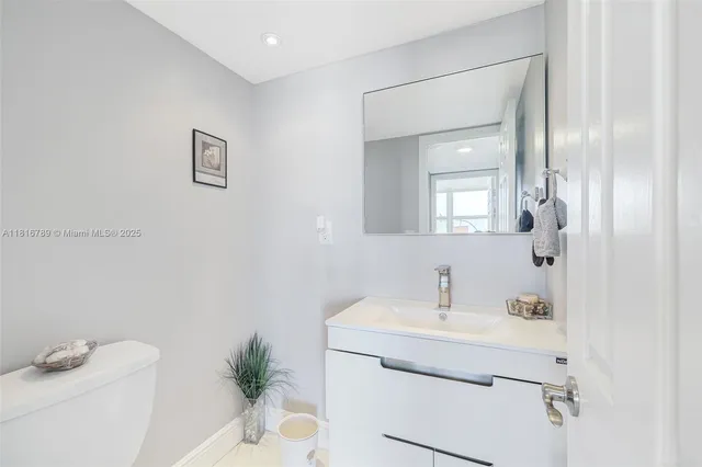 $2,900 | 5838 Collins Avenue, Unit 15D, Miami Beach, FL 33140