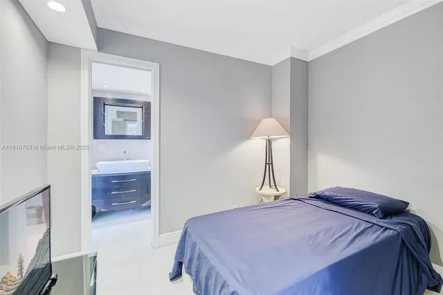 $2,900 | 5838 Collins Avenue, Unit 15D, Miami Beach, FL 33140