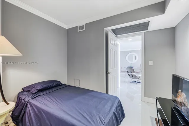 $2,900 | 5838 Collins Avenue, Unit 15D, Miami Beach, FL 33140