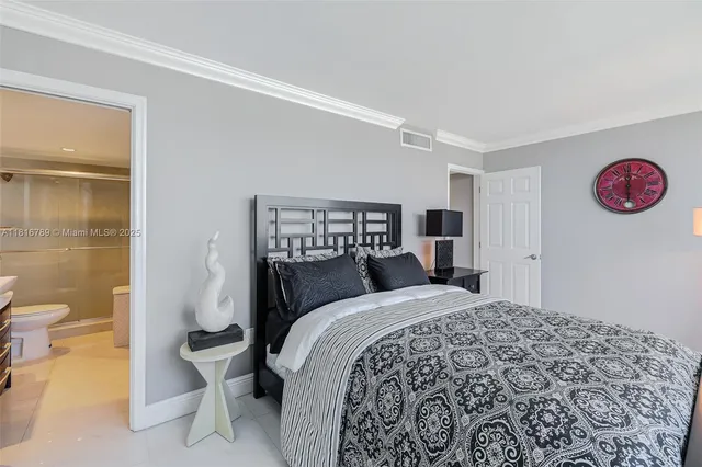 $2,900 | 5838 Collins Avenue, Unit 15D, Miami Beach, FL 33140