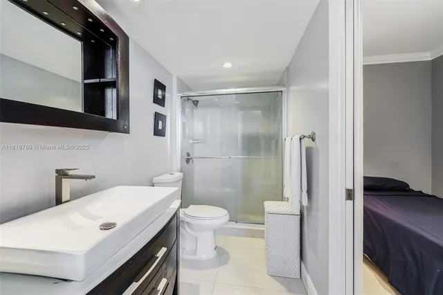 $2,900 | 5838 Collins Avenue, Unit 15D, Miami Beach, FL 33140