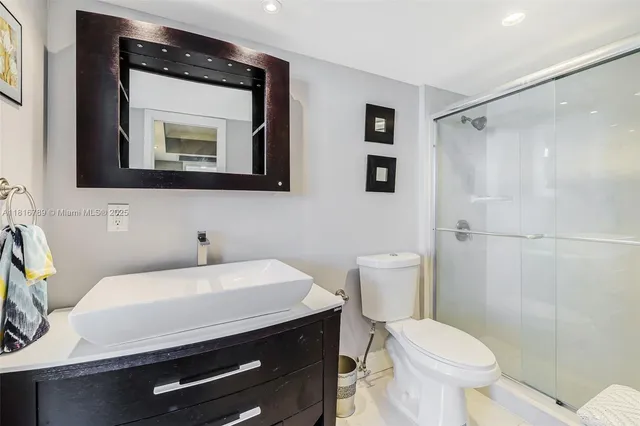 $2,900 | 5838 Collins Avenue, Unit 15D, Miami Beach, FL 33140