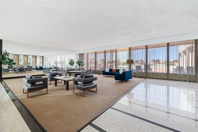 $2,900 | 5838 Collins Avenue, Unit 15D, Miami Beach, FL 33140