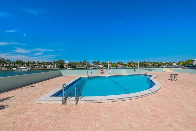 $2,900 | 5838 Collins Avenue, Unit 15D, Miami Beach, FL 33140