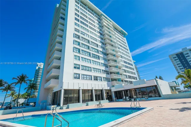 $2,900 | 5838 Collins Avenue, Unit 15D, Miami Beach, FL 33140