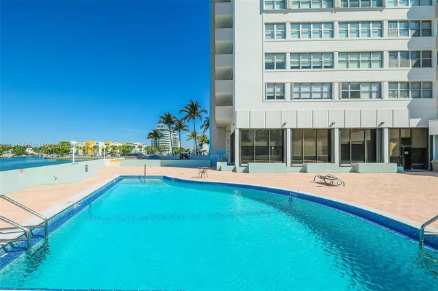 $2,900 | 5838 Collins Avenue, Unit 15D, Miami Beach, FL 33140