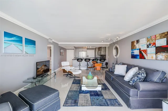 $2,900 | 5838 Collins Avenue, Unit 15D, Miami Beach, FL 33140