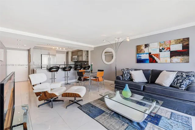 $2,900 | 5838 Collins Avenue, Unit 15D, Miami Beach, FL 33140