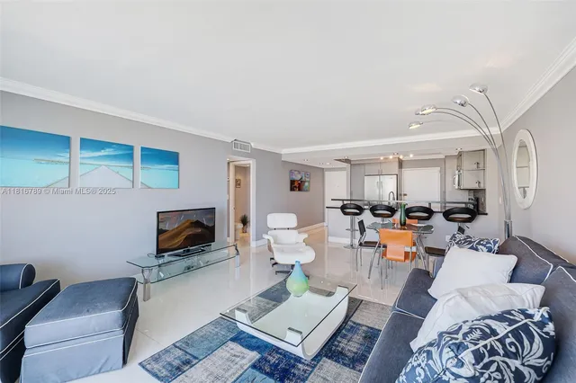 $2,900 | 5838 Collins Avenue, Unit 15D, Miami Beach, FL 33140