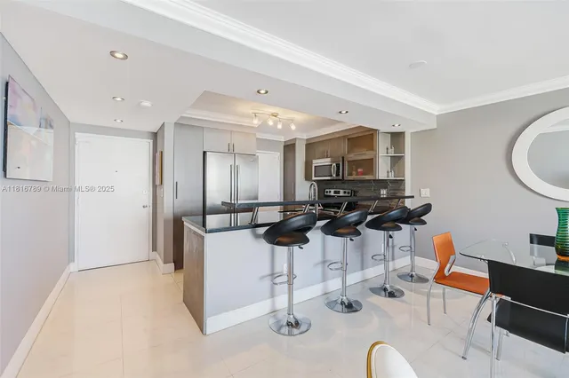 $2,900 | 5838 Collins Avenue, Unit 15D, Miami Beach, FL 33140