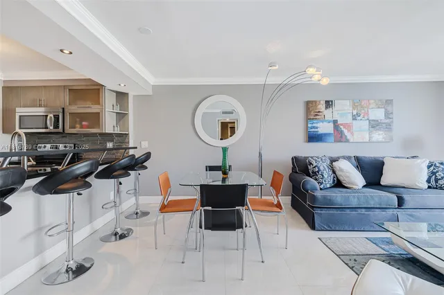 $2,900 | 5838 Collins Avenue, Unit 15D, Miami Beach, FL 33140