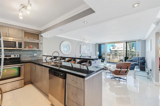 $2,900 | 5838 Collins Avenue, Unit 15D, Miami Beach, FL 33140