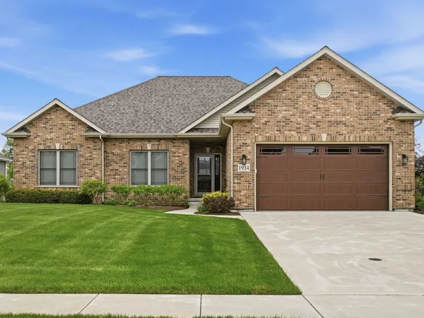$575,000 | 1934 Parkside Drive, Sycamore, IL 60178
