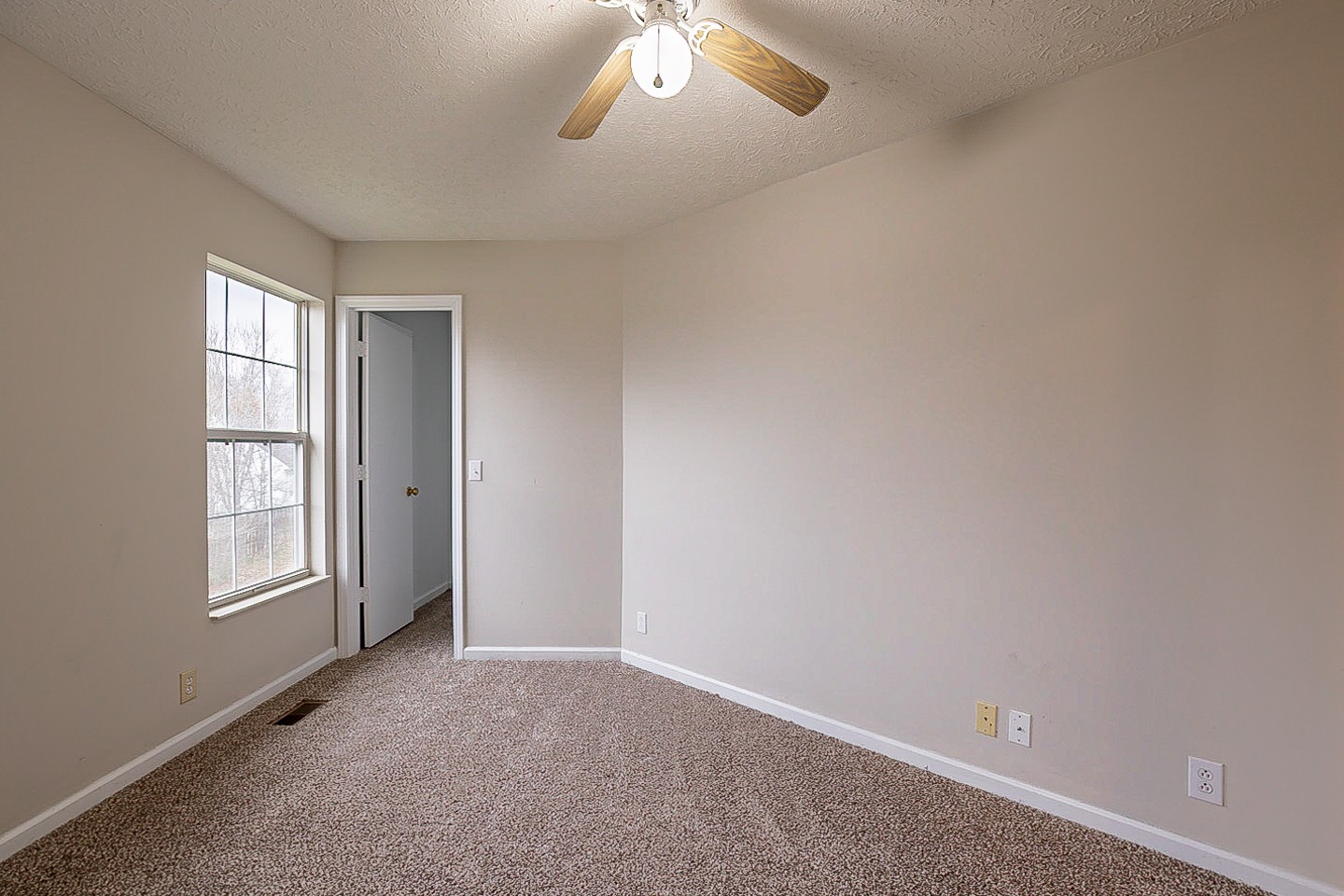 1008 Ridge Trail Goodlettsville, TN 37072 - Photo 17 of 21 an empty room with windows and cabinet