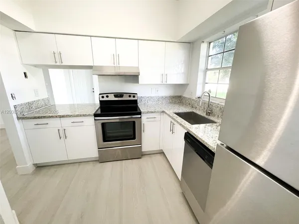 $2,375 | 2421 Northwest 96th Terrace, Unit 20I, Pembroke Pines, FL 33024