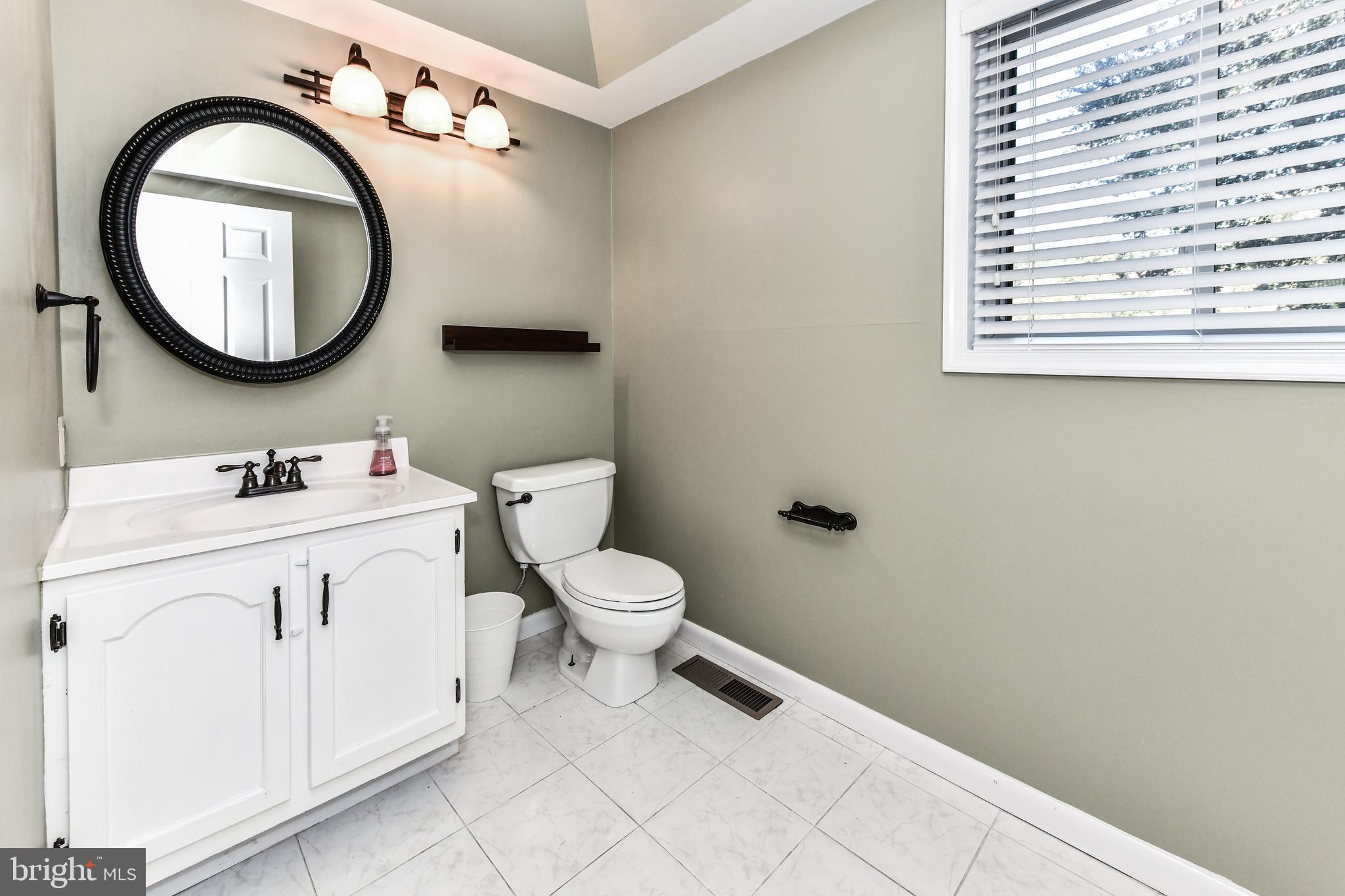 1621 Valencia Way Reston, VA 20190 - Photo 20 of 44 Main LVL Bath