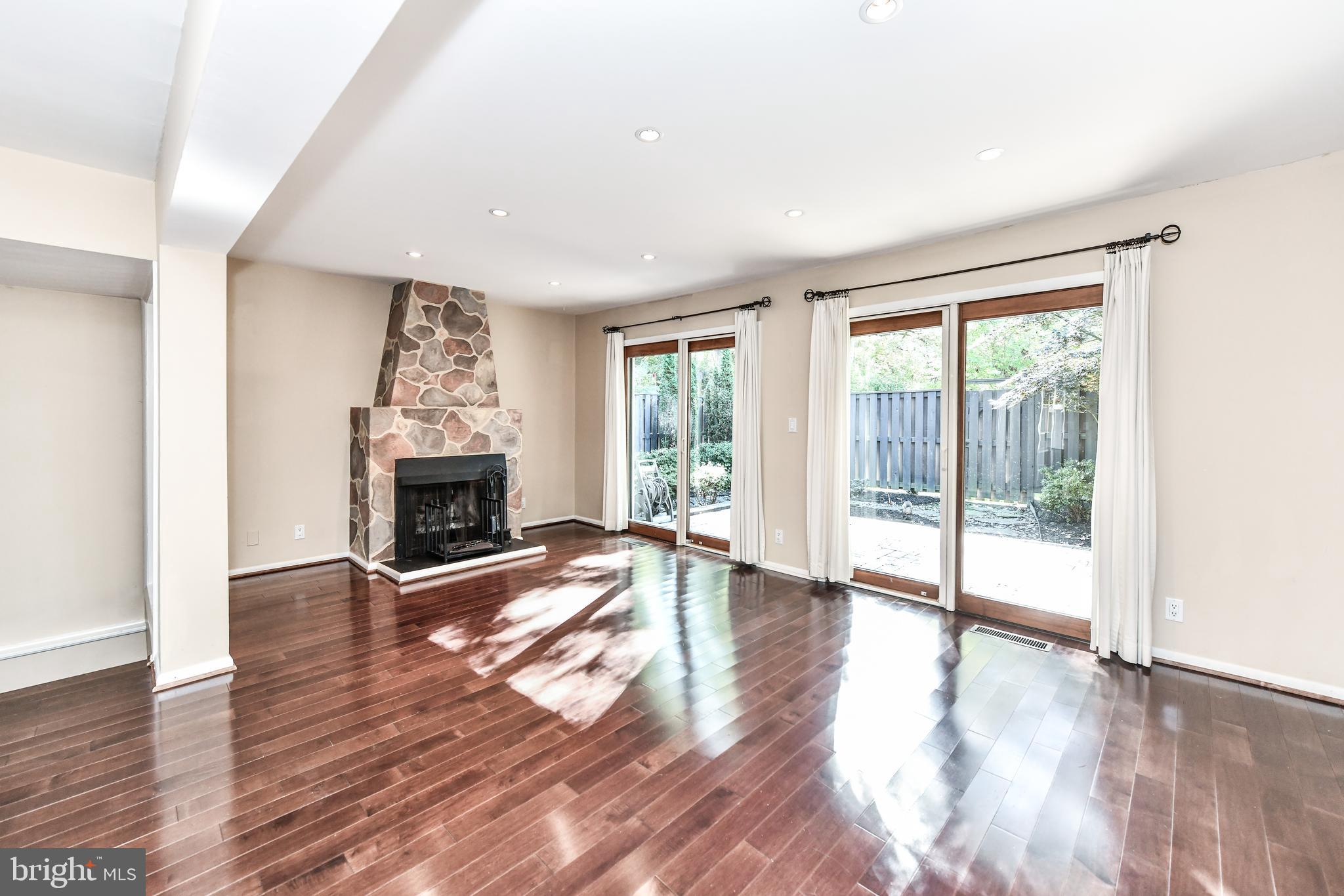 1621 Valencia Way Reston, VA 20190 - Photo 10 of 44 Living Rm