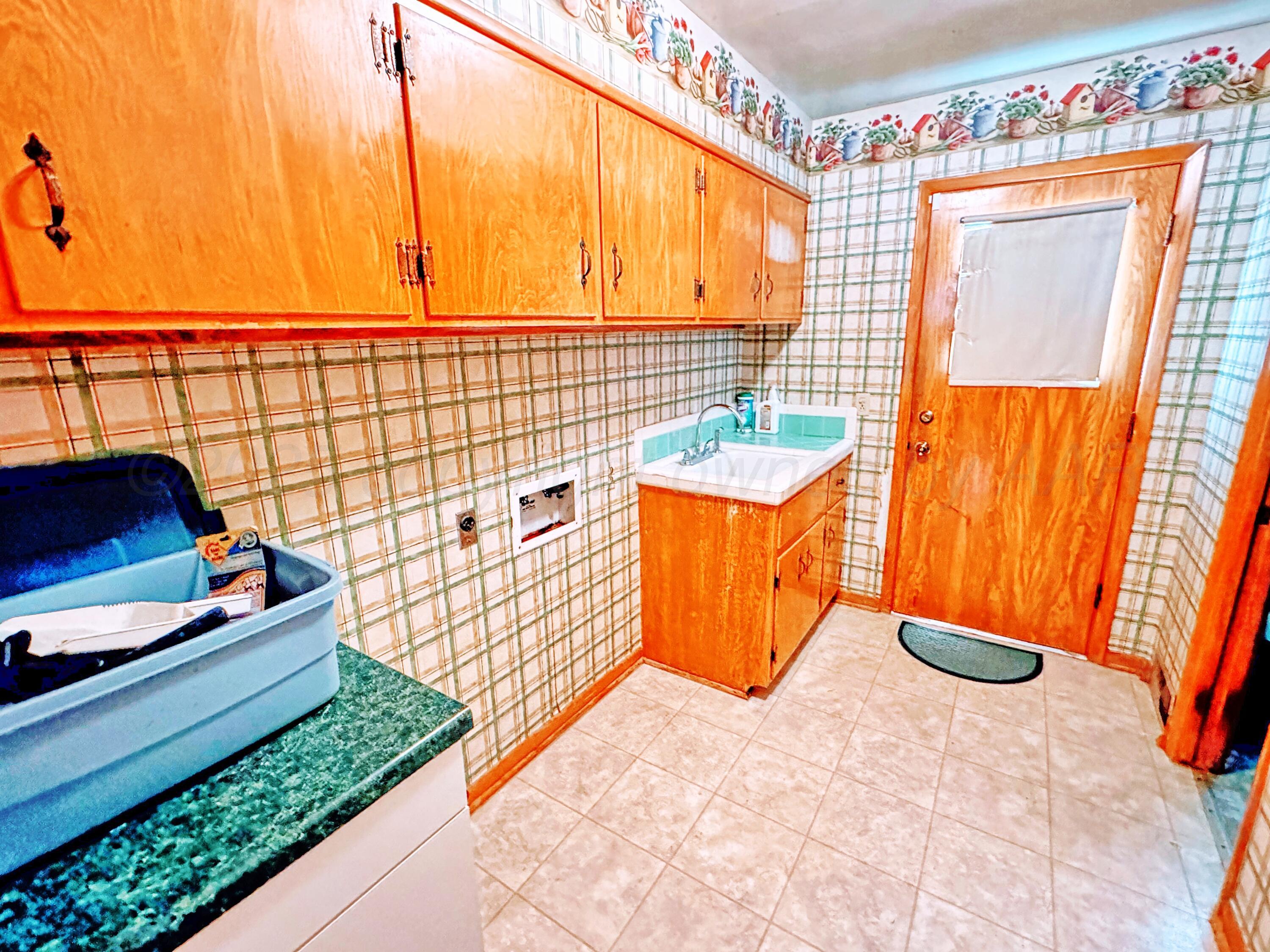 1301 South Fordham Street Perryton, TX 79070 - Photo 14 of 25 1301 Fordham laundry room