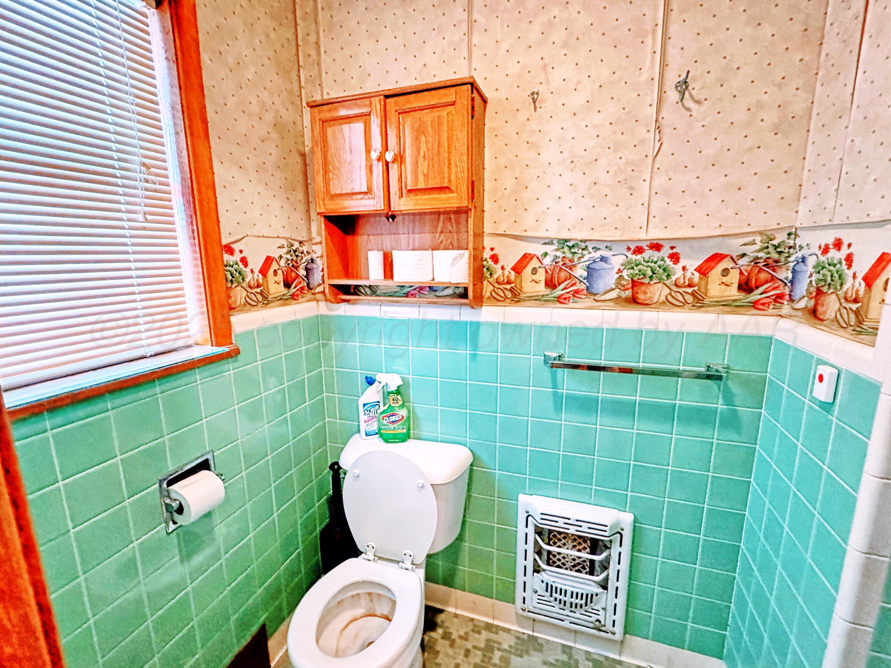 1301 South Fordham Street Perryton, TX 79070 - Photo 15 of 25 1301 Fordham bathroom 3
