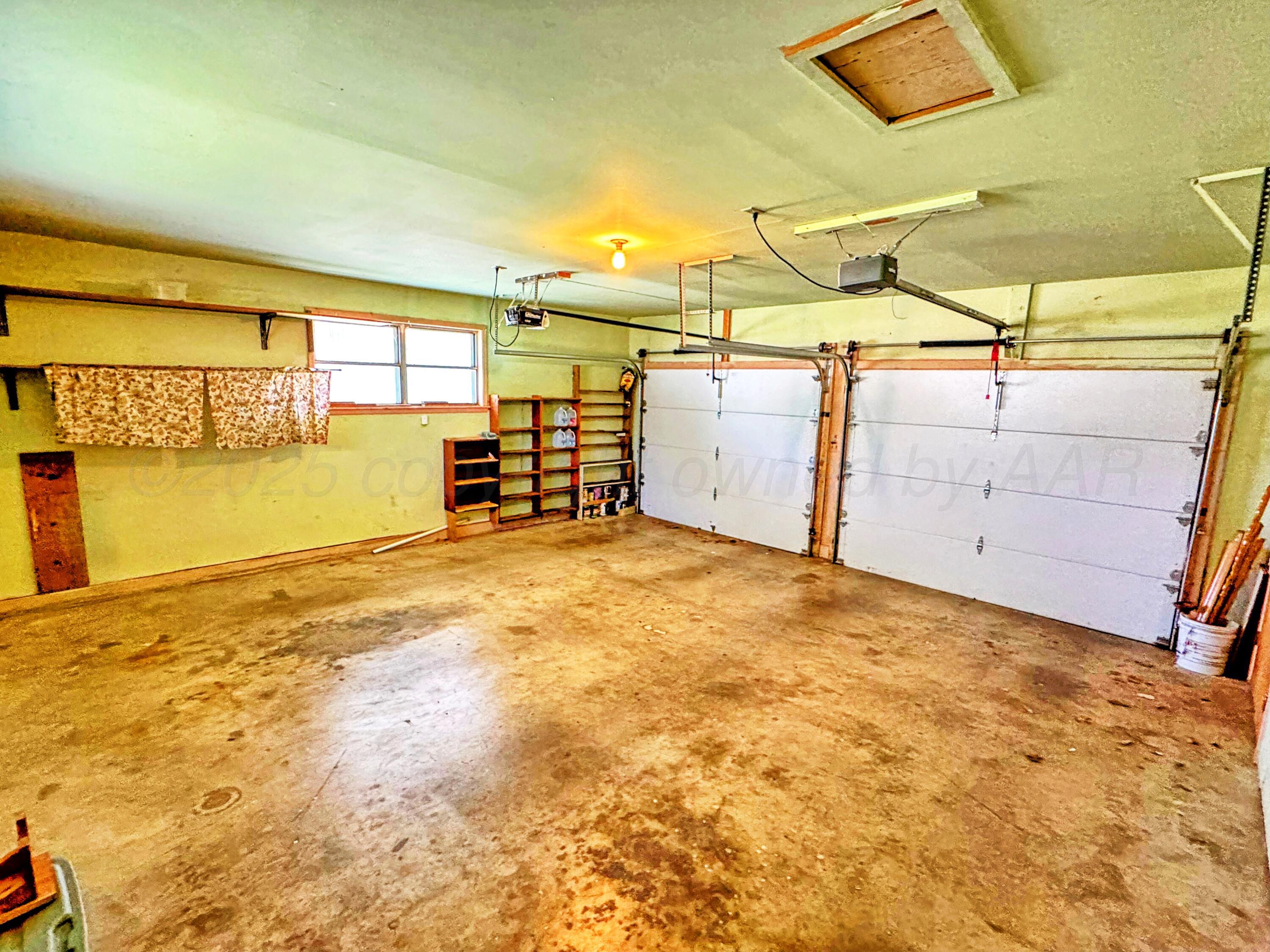1301 South Fordham Street Perryton, TX 79070 - Photo 19 of 25 1301 Fordham Garage