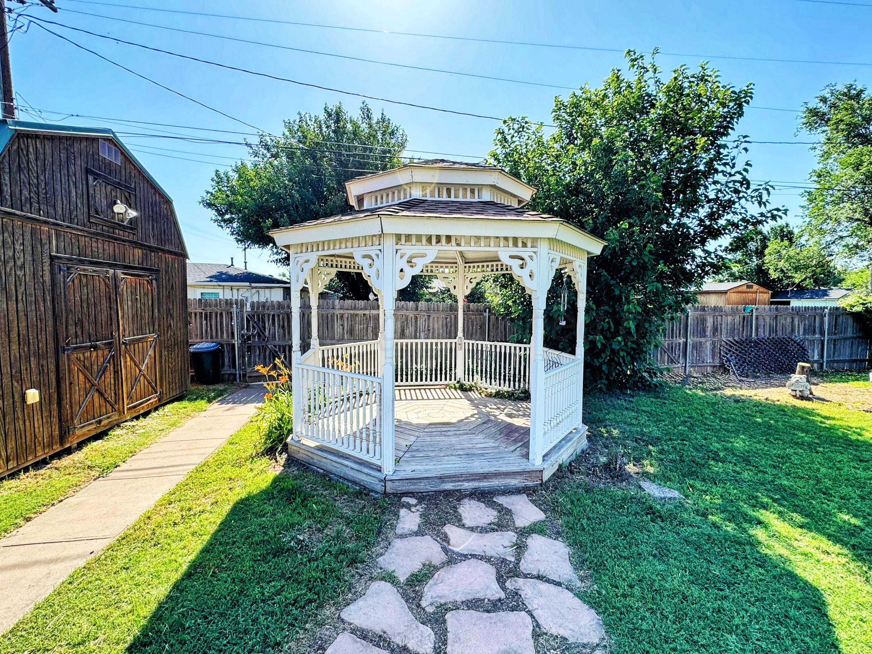 1301 South Fordham Street Perryton, TX 79070 - Photo 21 of 25 1301 Fordham gazebo