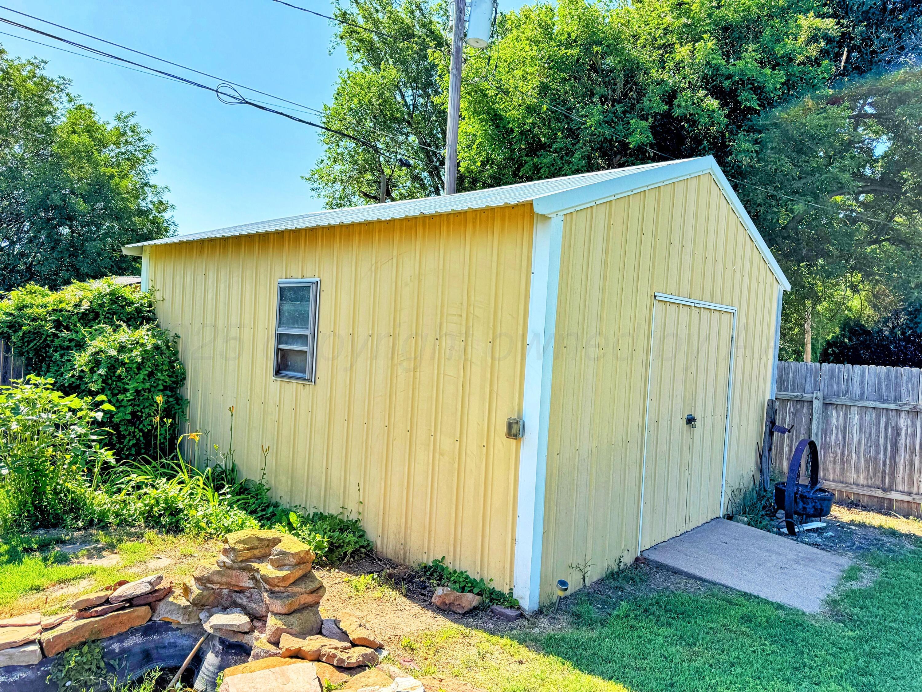 1301 South Fordham Street Perryton, TX 79070 - Photo 24 of 25 1301 Fordham shed