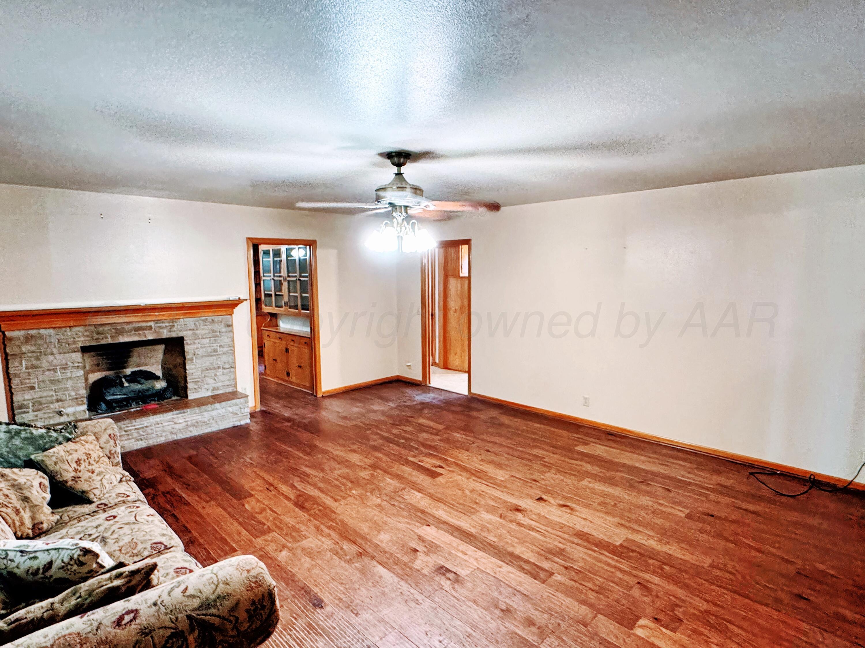 1301 South Fordham Street Perryton, TX 79070 - Photo 3 of 25 1301 Fordham living room