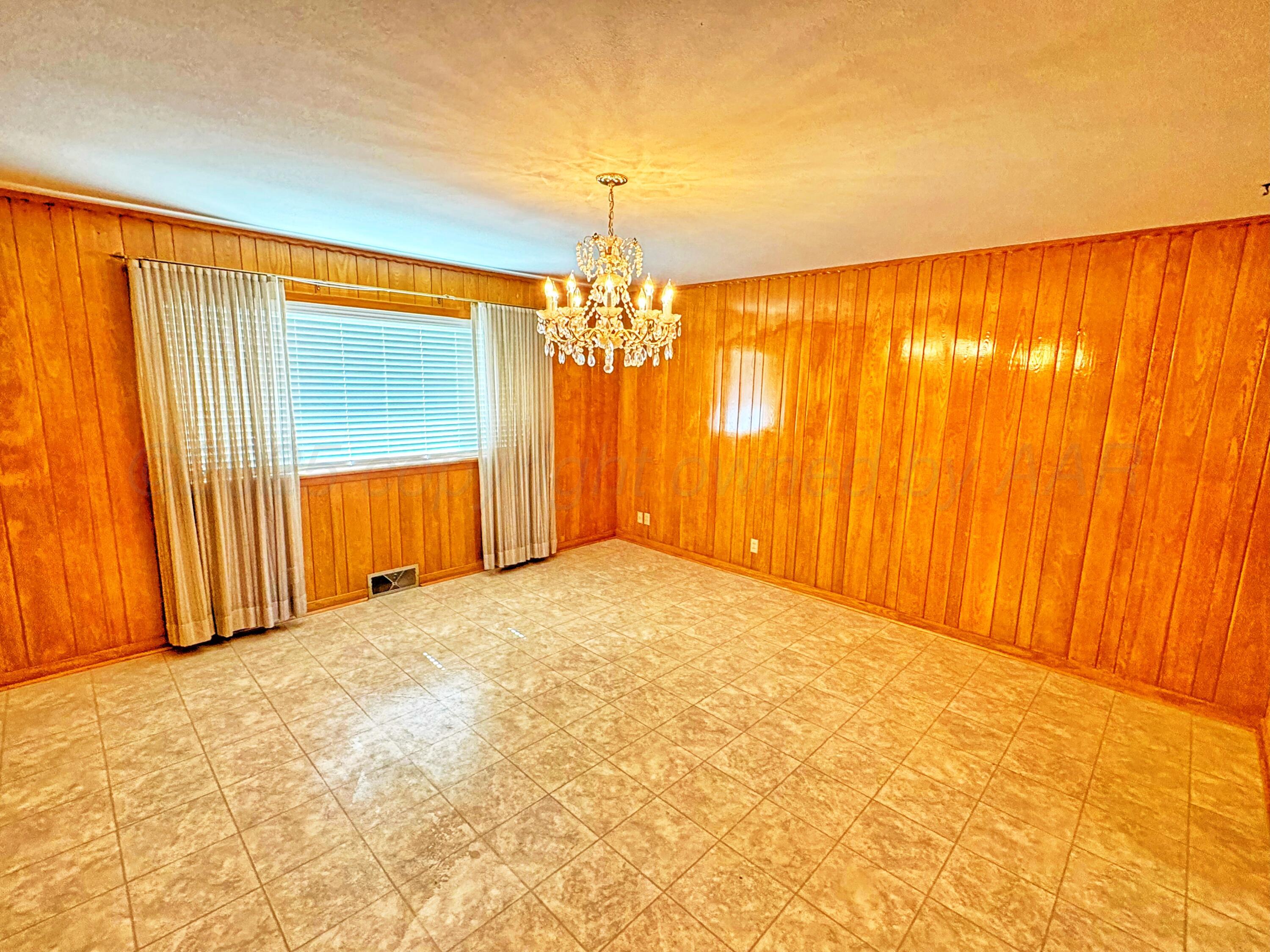 1301 South Fordham Street Perryton, TX 79070 - Photo 4 of 25 1301 Fordham dining room