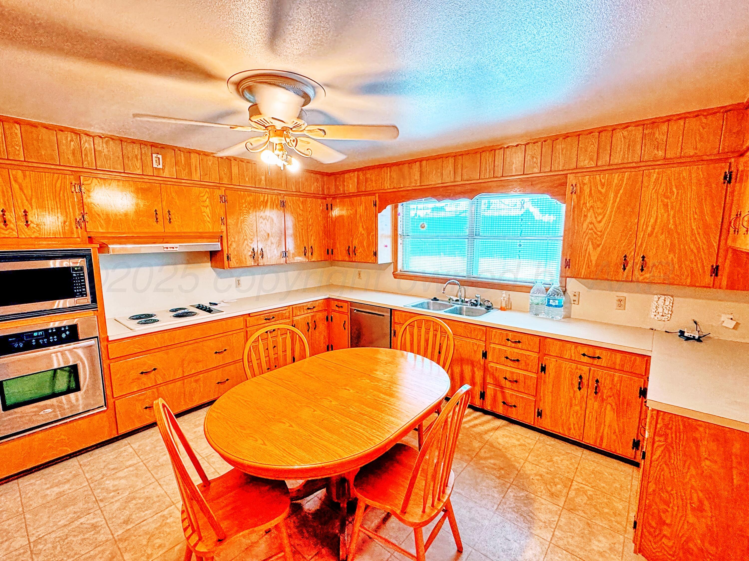 1301 South Fordham Street Perryton, TX 79070 - Photo 5 of 25 1301 Fordham kitchen