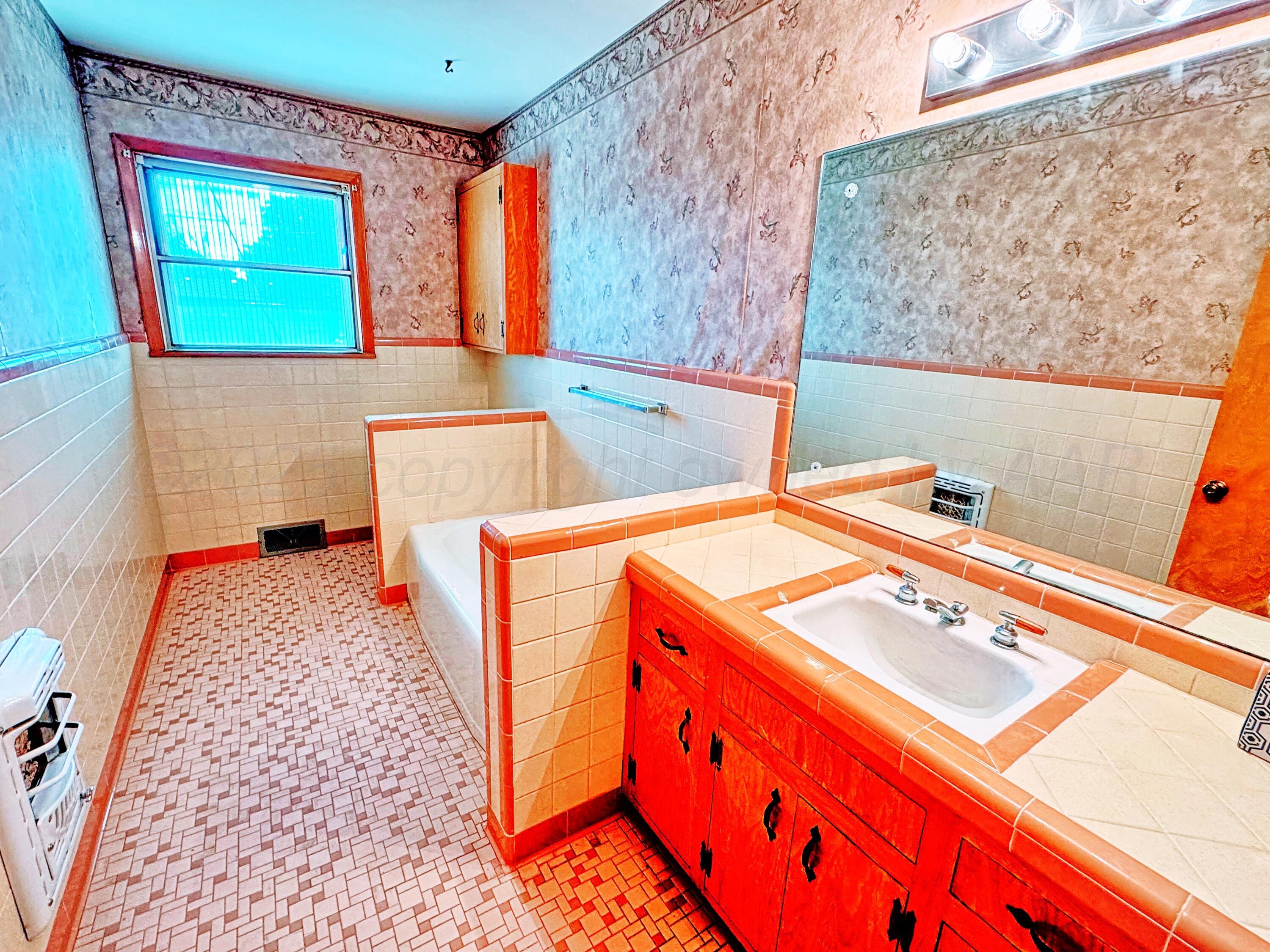 1301 South Fordham Street Perryton, TX 79070 - Photo 10 of 25 1301 Fordham bathroom