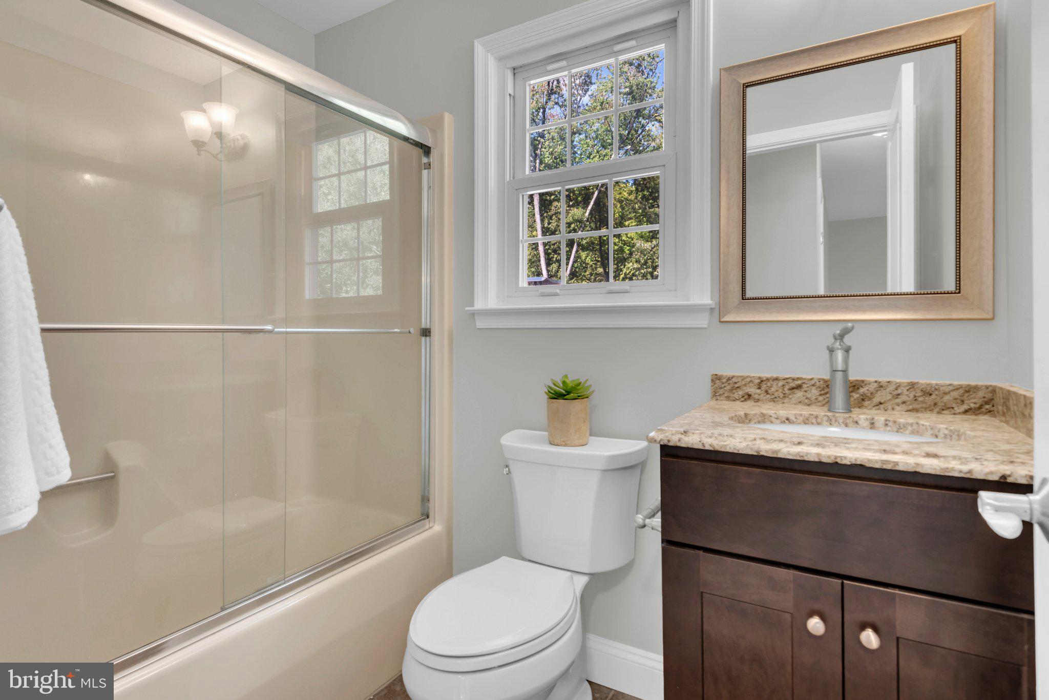 946 Shore Acres Road Arnold, MD 21012 - Photo 25 of 49 Hall bath with glass-enclosed tub/shower