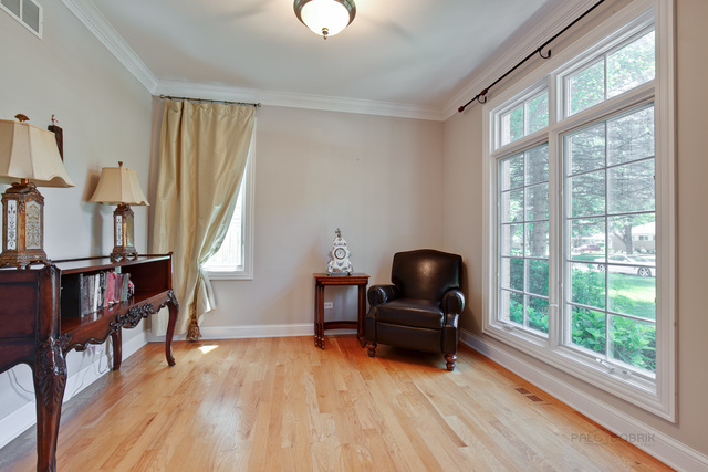 1007 Whitfield Road Northbrook, IL 60062 - Photo 5 of 27 a living room with furniture and a flat screen tv