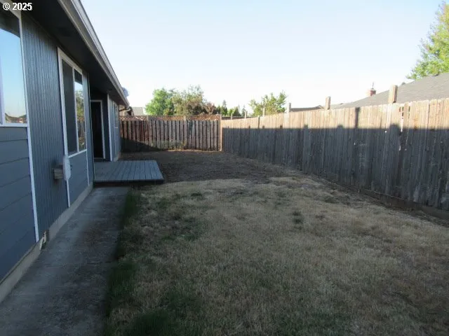 a view of a backyard