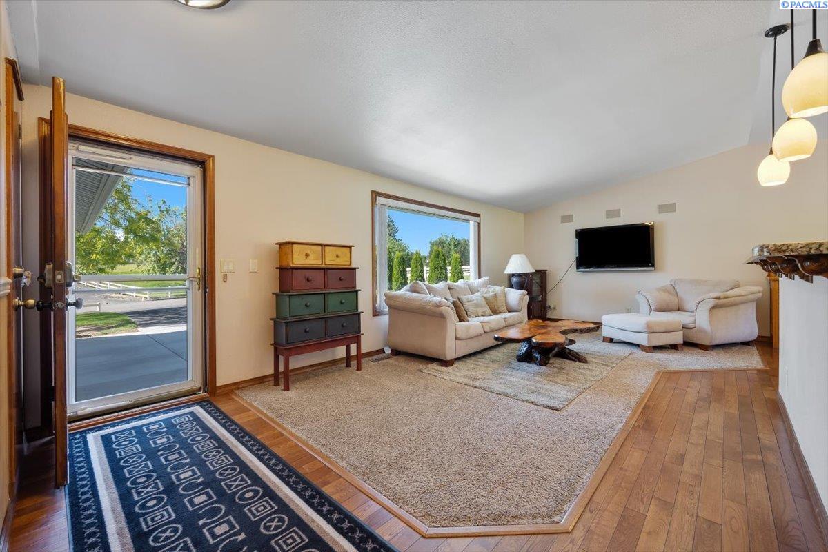 4904 South Toro Road Kennewick, WA 99338 - Photo 10 of 35 Gallery Image 10