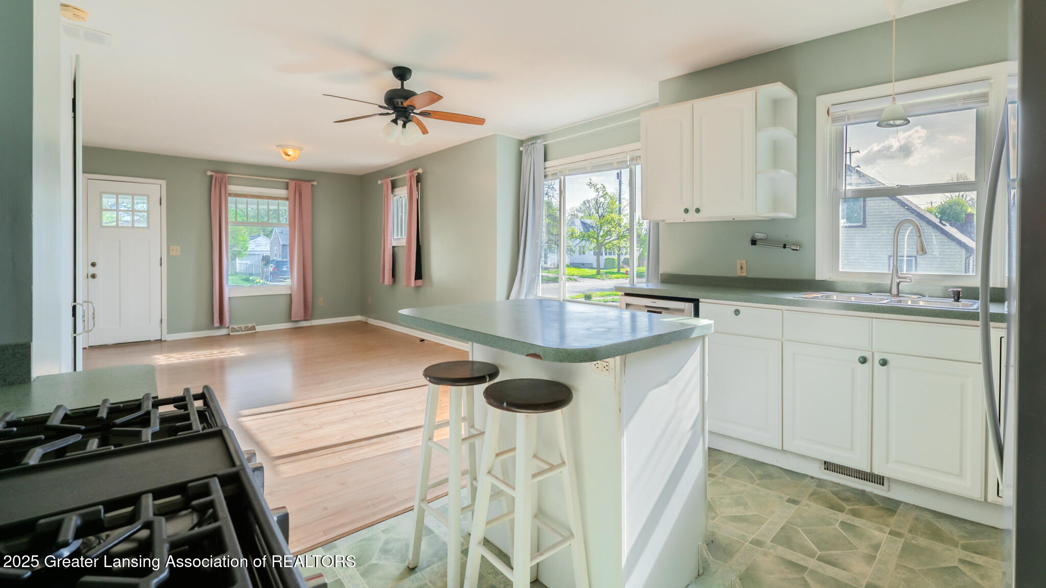 724 East Cavanaugh Road Lansing, MI 48910 - Photo 8 of 24 724ECavanaugh08
