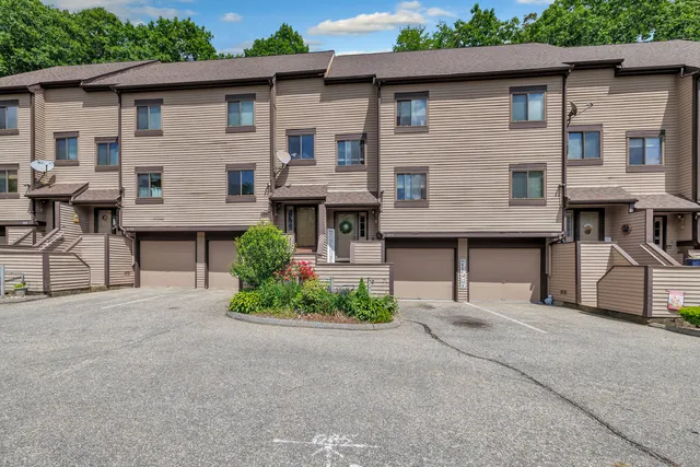 $295,000 | 196 New Haven Avenue, Unit 322, Derby, CT 06418