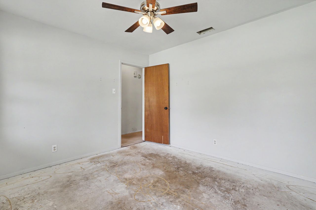 1811 Terry Lane Georgetown, TX 78628 - Photo 23 of 40 Ready for a transformation, this room awaits new flooring and your personal design touches.
