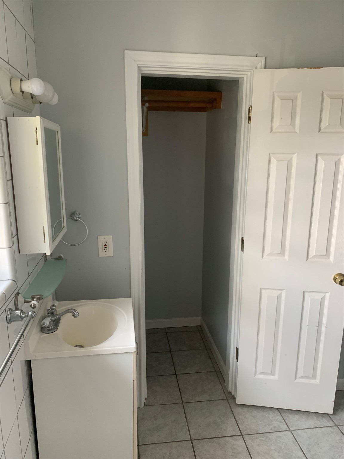 213 1st Street, Unit B Galveston, TX 77550 - Photo 11 of 16 a bathroom with a sink and a tub