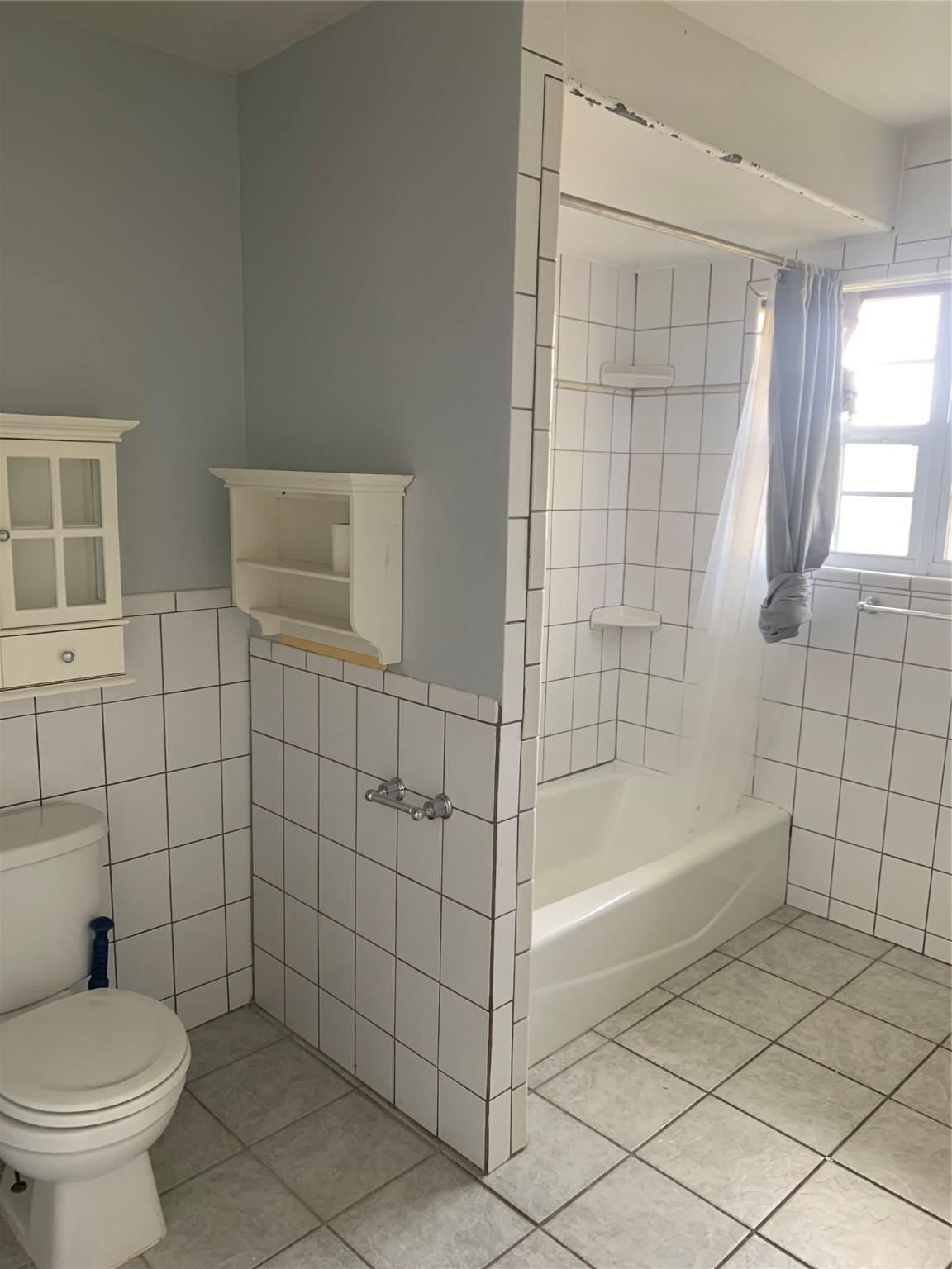 213 1st Street, Unit B Galveston, TX 77550 - Photo 10 of 16 a bathroom with a bathtub and toilet