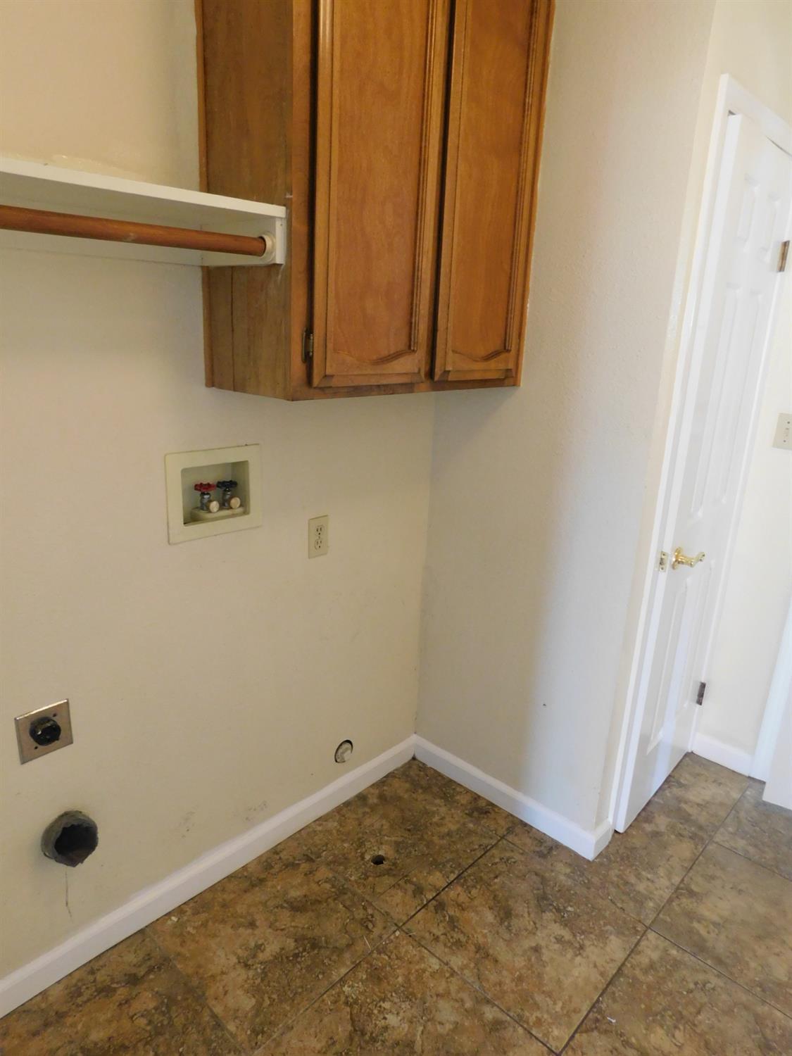 2316 Mountain Quail Way Modesto, CA 95355 - Photo 40 of 49 a view of a bathroom with a sink