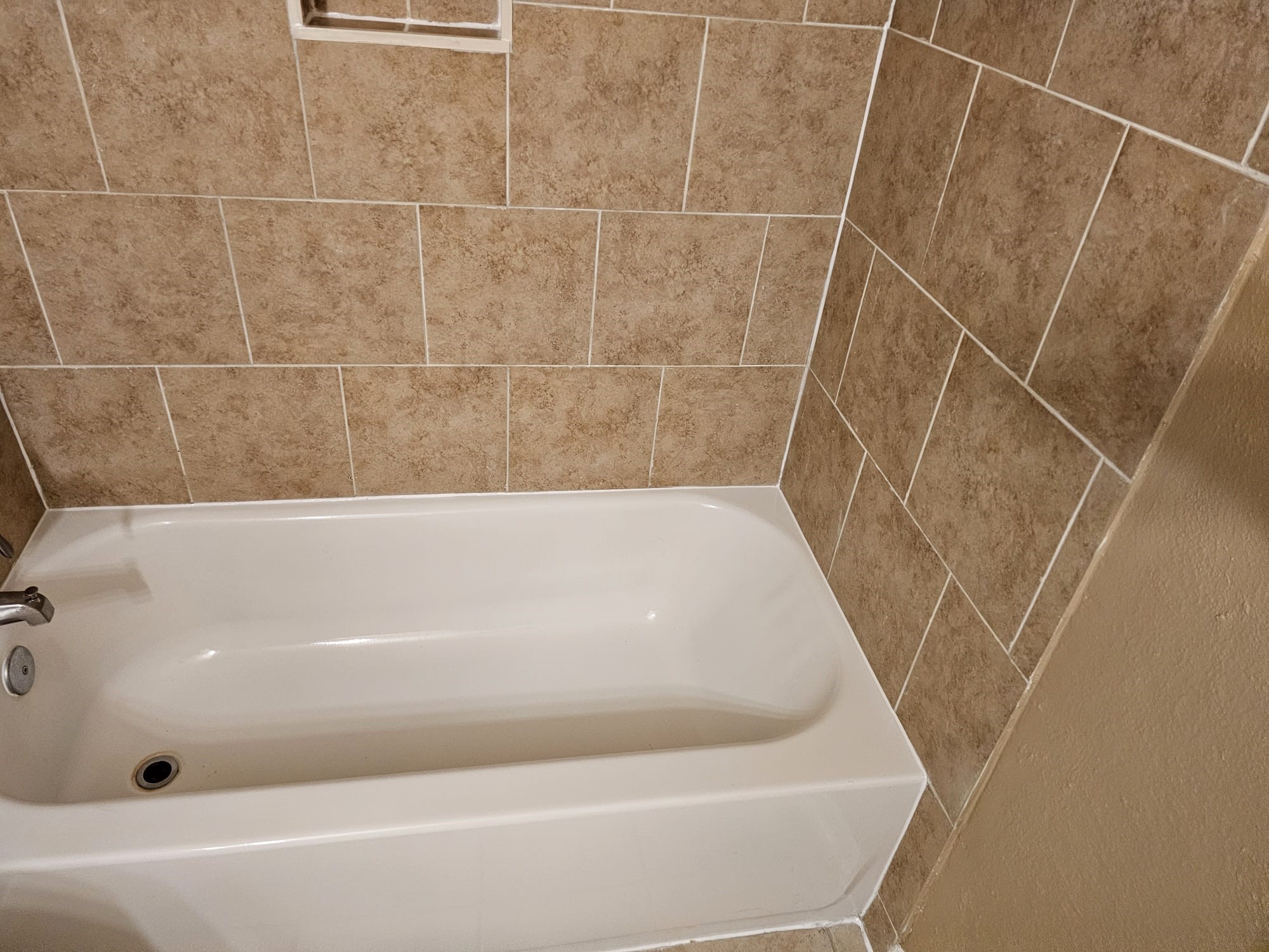 2327 Shadbury Court Houston, TX 77339 - Photo 24 of 32 a bathroom with a bathtub