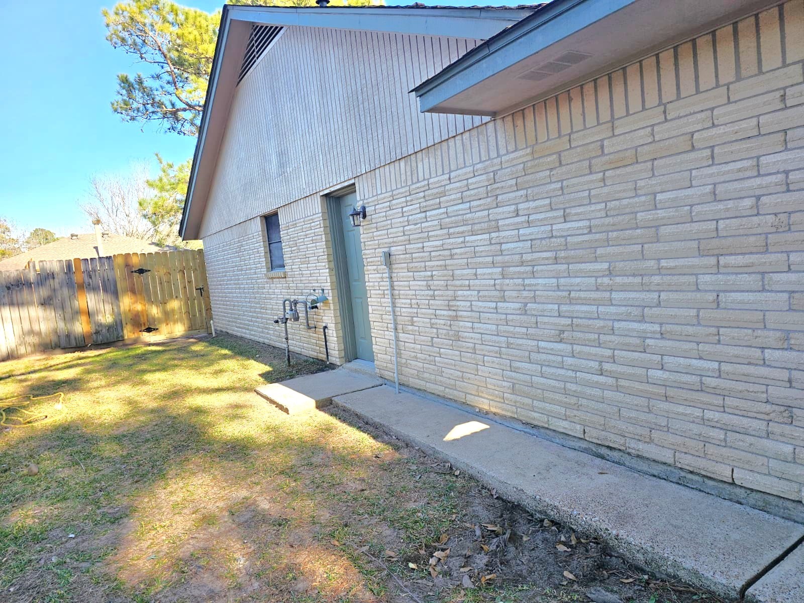2327 Shadbury Court Houston, TX 77339 - Photo 7 of 32 a view of a backyard