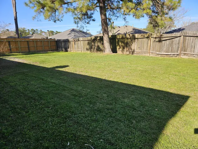 a view of big yard with a house